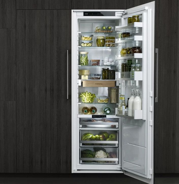 Открытый холодильник встроен в кухню